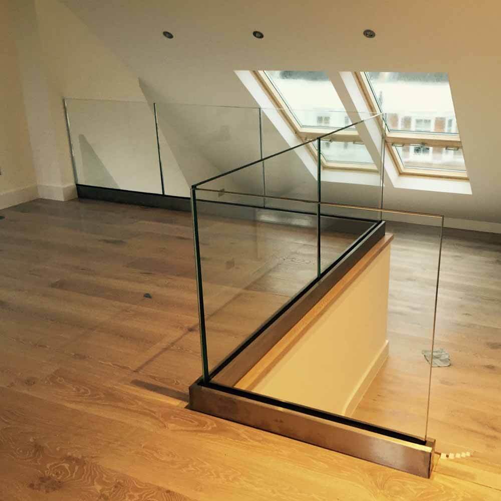 Glass railing with solid aluminum base - Image 3