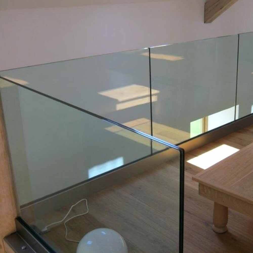 Glass railing with solid aluminum base