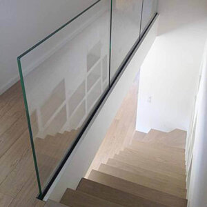 Thin aluminum bottom U-channel glass guardrail